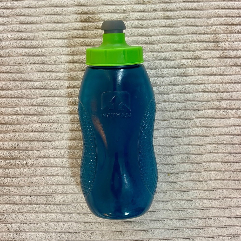 NATHAN Speedraw Handheld 20 ounce Hard Flask Ultra Blue Green